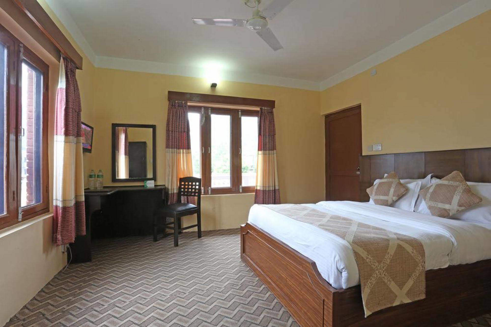 Hotel Peninsula Pokhara Eksteriør bilde