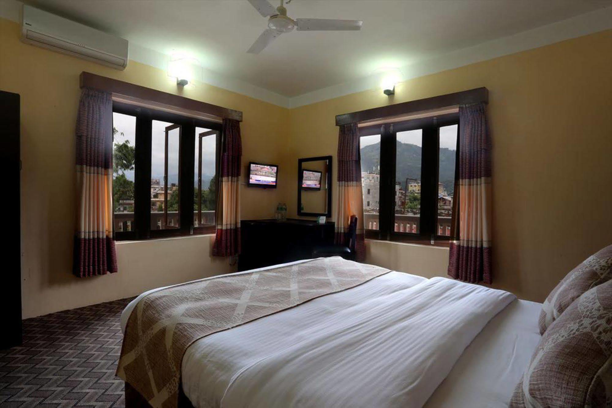 Hotel Peninsula Pokhara Eksteriør bilde