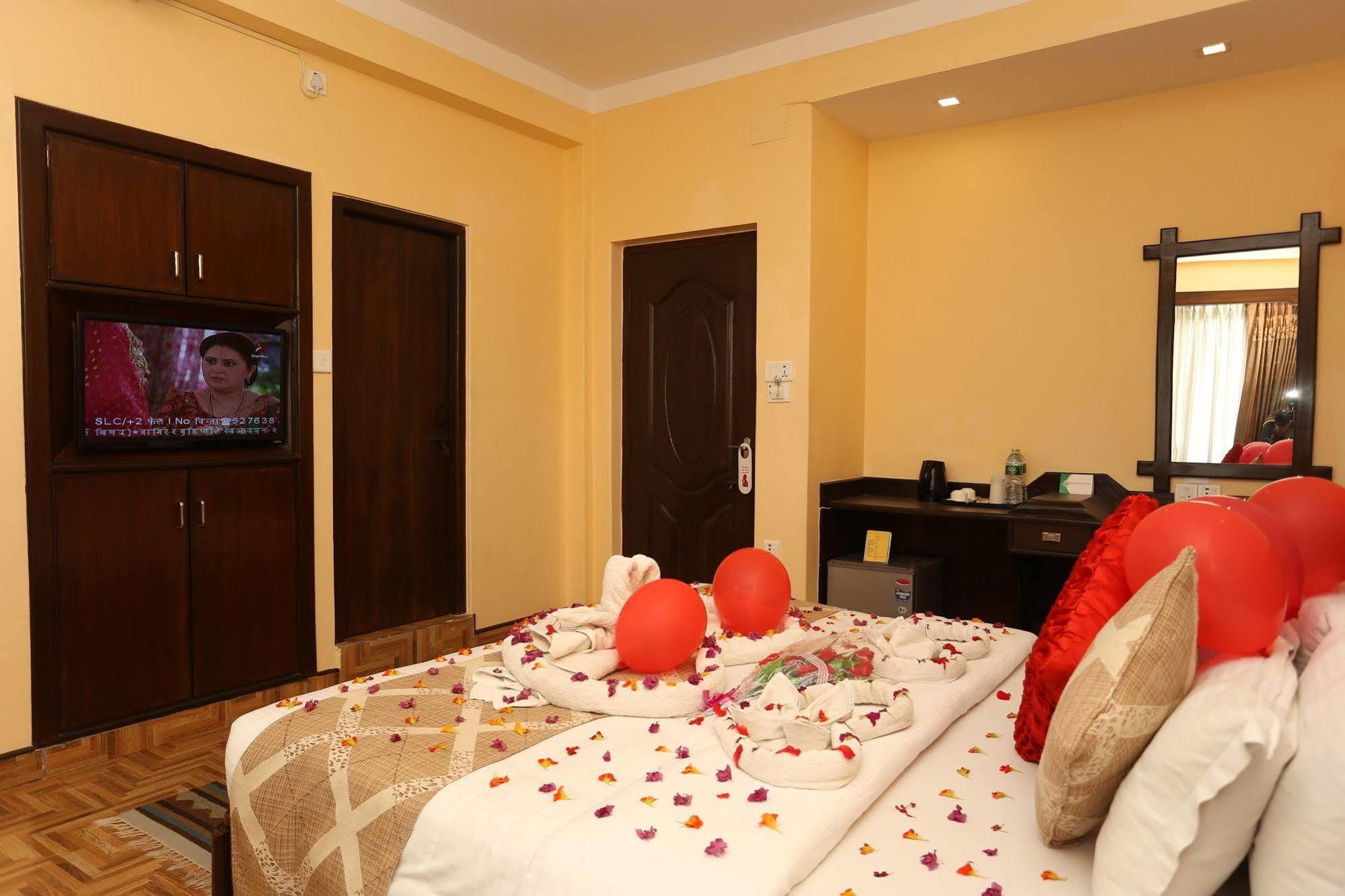 Hotel Peninsula Pokhara Eksteriør bilde